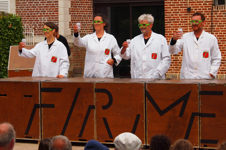 photo de comédiens de la Firme jouant le spectacle de la Cie Pare-Choc