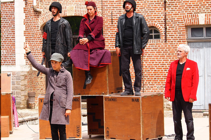 photo de comédiens jouant la brigade dans le spectacle de la Cie Pare-Choc