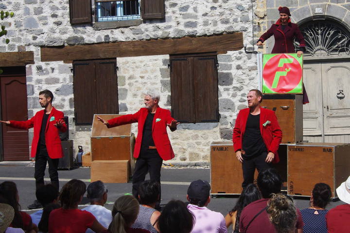 photo de comédiens dans la rue pour le spectacle de la Cie Pare-Choc