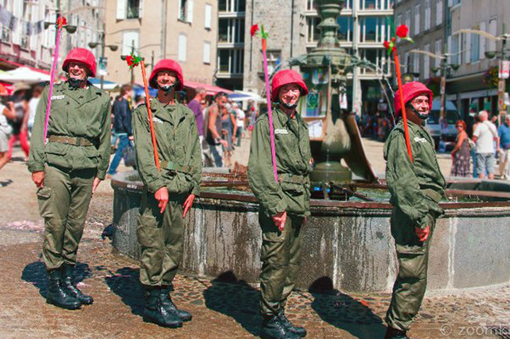 photo de soldat de l'Amour devant une fontaine jouant le spectacle Le Régiment de l'Amour de la Cie Pare-Choc