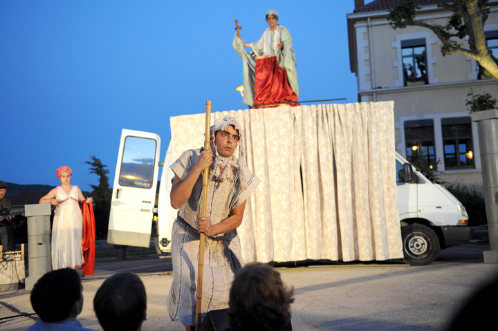 photo de comédiens jouant les romains dans le spectacle Les Nouveaux Antiques de la Cie Pare-Choc