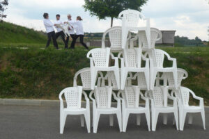 photo de mise en scène avec les chaises