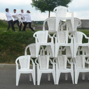 photo de mise en scène avec les chaises